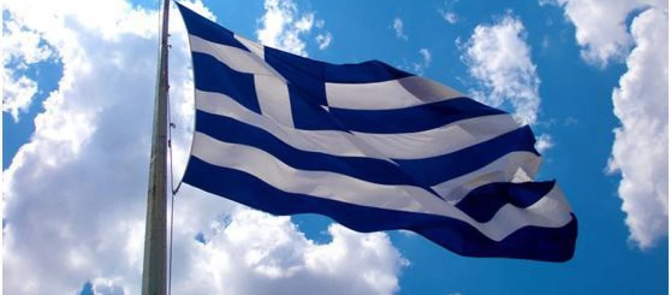 Εντυπωσιακές εικόνες: Η μεγαλύτερη ελληνική σημαία στον κόσμο υψώθηκε στη λίμνη Πλαστήρα (βίντεο)